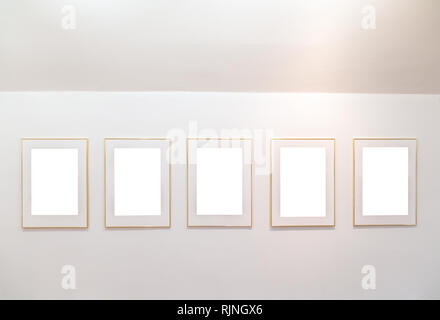 Leere Rahmen an der Wand im Museum für moderne Kunst Galerie Ausstellung leere weiße isoliert Freistellungspfad Stockfoto