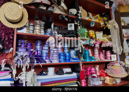 Bunte waren im Geschäft der Draper, Blists Hill Victorian Town, Shropshire, Großbritannien Stockfoto