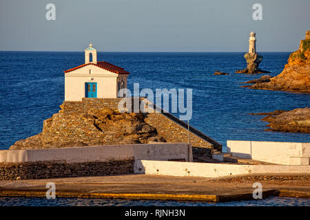 Kirche und Leuchtturm in Insel Andros Stockfoto