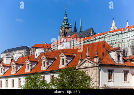 Die Prager Burg Dom Blick über die Dächer Wallensteinpalast, Mala Strana Prag Tschechische Republik Stockfoto