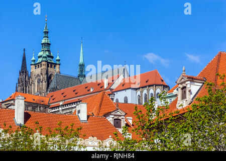 Die Prager Burg Dom Blick über die Dächer der Kleinseite in Prag in der Tschechischen Republik Stockfoto