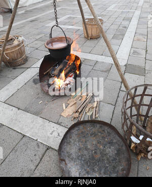 Outdoor Camp während einer historischen Re-enactment mit Lagerfeuer und einem alten Kupferkessel voller kochendem Wasser Stockfoto