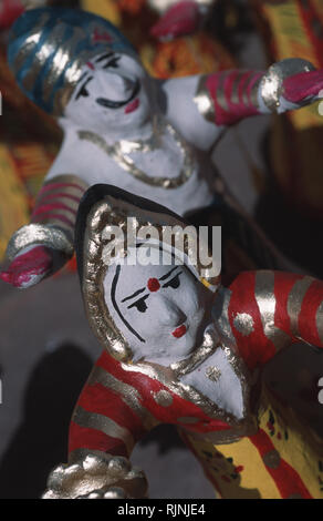 Bildunterschrift: Jaipur, Rajasthan, Indien - Apr 2003. Männliche und weibliche Puppen aus Ton für Verkauf an einem strassenrand in Jaipur stall während des Festivals von Ganguar. Dedica Stockfoto