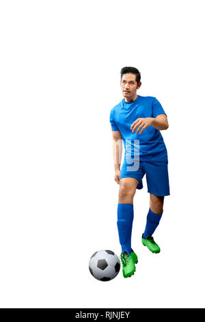 Junge asiatische Fußball-Spieler Mann mit blauen Jersey in Aktion auf weißem Hintergrund posiert Stockfoto