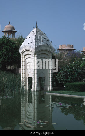 Bildunterschrift: Jaipur, Rajasthan, Indien - Apr 2003. Ein Tempel im Garten Rajvilas, ein neuer Luxus Spa Resort in der Nähe von Jaipur. Die Neuerfindung des Stockfoto