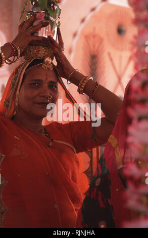 Bildunterschrift: Jaipur, Rajasthan, Indien - Apr 2003. Eine indische Dame gekleidet in allen ihren Feinheiten für das Festival der Ganguar in Jaipur. Gewidmet der Göttin Stockfoto