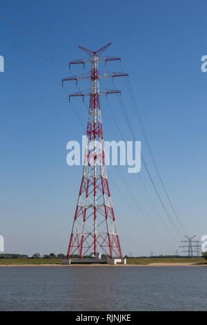 Fernleitungen in Hetlingen an der Elbe Stockfoto