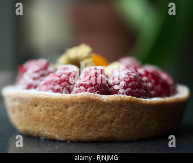 Himbeere Beeren in eine Schale geformte Cookies. Raspberry Dessert. Stockfoto