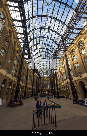 Hays Galleria, am Südufer der Themse, zwischen Tooley Street und der Thames Weg, in der Nähe der London Bridge Station. London, England. Stockfoto