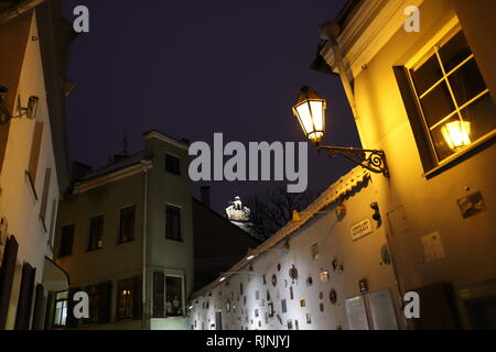 Vilnius, Litauen - 6. Januar 2019: geheimnisvolle Blick auf die Altstadt Literatu Straße bei Nacht. Stockfoto