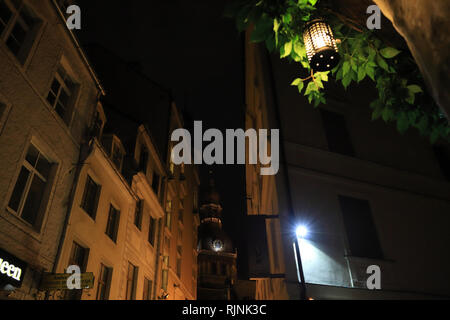 Riga, Lettland - 28. August 2018: romantische Aussicht auf die Altstadt mit Dom bei Nacht. Stockfoto