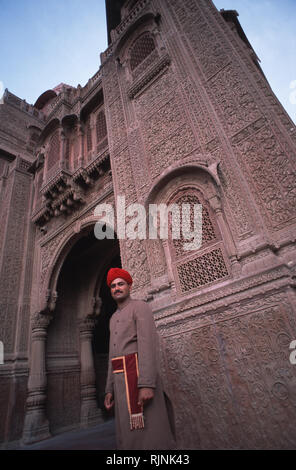 Bildunterschrift: Bikaner, Rajasthan, Indien - Apr 2003. Der Portier von Laxmi Niwas Palace, der ehemaligen Residenz der Maharaj von Bikaner, jetzt ein Boutique Hotel Stockfoto