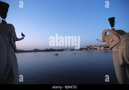 Bildunterschrift: Udaipur, Rajasthan, Indien - Apr 2003. Elefant Laternen bewachen den Eingang zu Jagmandir Palace, eine Insel fort auf dem Pichola-see in Udaipur. O Stockfoto