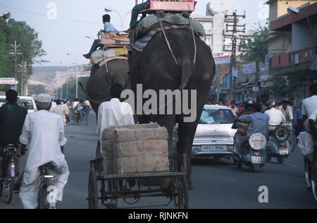 Bildunterschrift: Jaipur, Rajasthan, Indien - Apr 2003. Elefanten teilen sich die Straße mit Autos, Motorräder und Fahrräder in der Innenstadt von Jaipur. Eine eklektische Mischung aus con Stockfoto