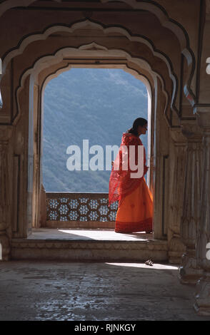 Bildunterschrift: Jaipur, Rajasthan, Indien - Apr 2003. Eine indische Frau zu Fuß durch das 16. Jahrhundert Ruinen der Amber Fort, außerhalb der medieva Stockfoto