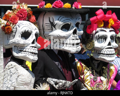 Dia de los Muertos, Tag der Toten. Die Teilnehmer des mexikanischen Urlaub in Totenmasken Stockfoto