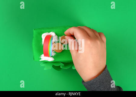 DIY leprechaun Trap mit Goldmünzen, Regenbogen und grüne Leiter St Patricks Day Hintergrund. Geschenk Idee, Dekor Saint Patricks Day. Schritt für Schritt. Kind Stockfoto