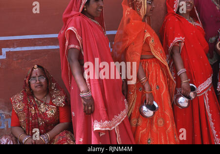 Bildunterschrift: Jaipur, Rajasthan, Indien - Apr 2003. Indische Frauen warten auf den Tempel in der Stadt Jaipur Palast in Rajasthan zu gehen, während des Festivals der Gan Stockfoto