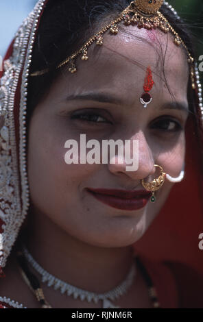 Bildunterschrift: Jaipur, Rajasthan, Indien - Apr 2003. Eine indische Dame gekleidet in allen ihren Feinheiten für das Festival der Ganguar in Jaipur. Gewidmet der Göttin Stockfoto