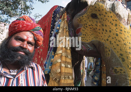 Bildunterschrift: Jaipur, Rajasthan, Indien - Apr 2003. Ein Elefant, der Trainer und Seine dekoriert Ross warten an der Zeremonie für die featival von Gangua nehmen Stockfoto