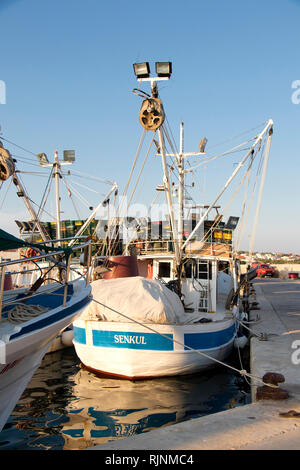 Tribunj, Kroatien - 24. August 2018: Fischtrawler Boot mit Ausrüstung für traditionelle Techniken der kommerziellen Fischerei in der Adria, am Pier Stockfoto