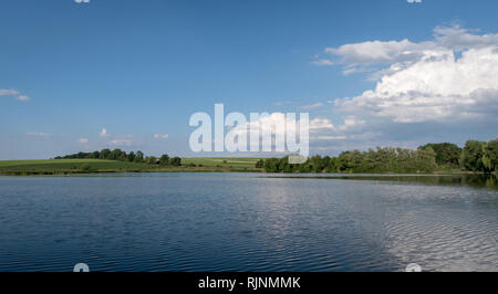 Teich im Sommer, Georgios Tovtry Nationalpark, Ukraine Stockfoto