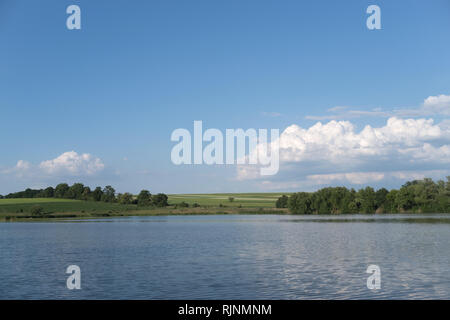 Teich im Sommer, Georgios Tovtry Nationalpark, Ukraine Stockfoto