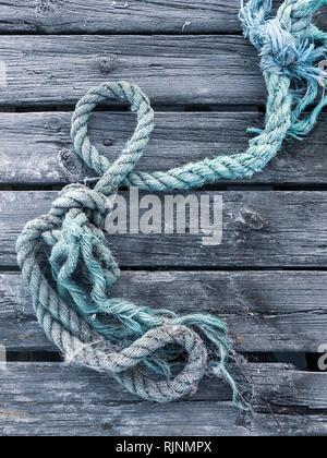 Blau Seil auf verwitterte Holzbohlen, Vollbild, Nahaufnahme Stockfoto