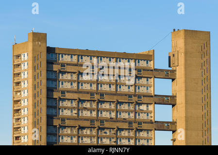 Balfron Turm, von erno Goldfinger 1963 entworfen, Meisterwerk der neuen brutalist Architecture, Renovierung zu unterziehen. Pappel, East London, England Stockfoto