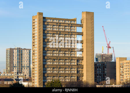 Balfron Turm, von erno Goldfinger 1963 entworfen, Meisterwerk der neuen brutalist Architecture, Renovierung zu unterziehen. Pappel, East London, England Stockfoto