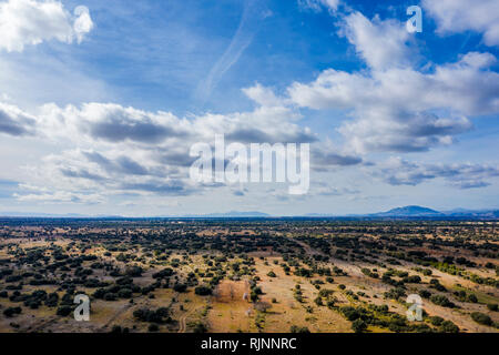 Andalusien Spanischen ebenes Gelände Landschaft zeigt eine weite Landschaft, mit den Wolken und blauer Himmel geschossen von oben mit einer Drohne kopieren Platz in Top. Stockfoto