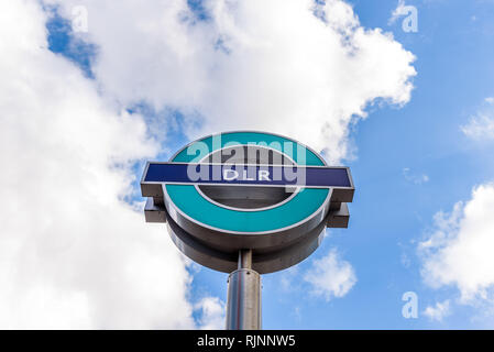 DLR unterzeichnen, Docklands Light Railway, automatisiertes System, 1987 eröffnete, das Hafengebiet. London, England. Stockfoto