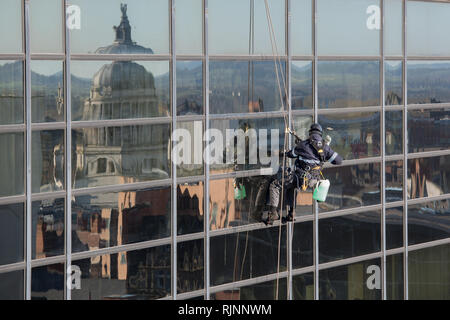 Abseilen Glasreiniger bei der Arbeit mit Nottingham Council House in den Fenstern Reflektierende Stockfoto