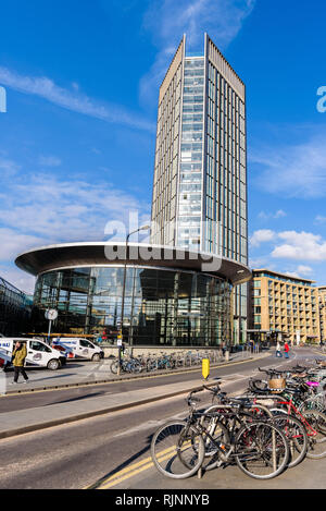 Anzeigen von Ontario, 27-stöckiges Hochhaus und Canada Water Bus Station in London, England, Vereinigtes Königreich. Stockfoto