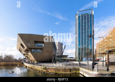 Der Canada Water Bibliothek über die Surrey Quays Teich an einem sonnigen Tag gesehen. London, England. Stockfoto