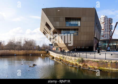 Der Canada Water Bibliothek über die Surrey Quays Teich an einem sonnigen Tag gesehen. London, England. Stockfoto