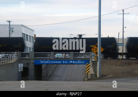 Öltank auf der BNSF Zug durch Malta im Frühjahr. Phillips County, im Nordosten Montana. Stockfoto