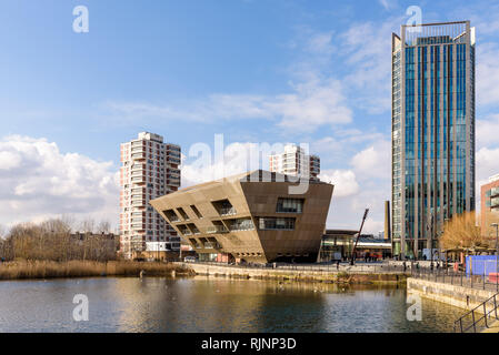 Der Canada Water Bibliothek über die Surrey Quays Teich an einem sonnigen Tag gesehen. London, England. Stockfoto