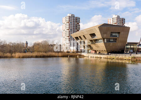 Der Canada Water Bibliothek über die Surrey Quays Teich an einem sonnigen Tag gesehen. London, England. Stockfoto