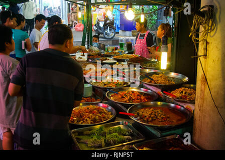 Bangkok, Thailand - 24. August 2018: Shop auf dem Markt in Bangkok, Menschen verkaufen Obst und frischen Fisch und Meeresfrüchte. Stockfoto