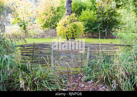 Bambus Palisade in einem Garten, Herbst, Somme, Frankreich Stockfotografie  - Alamy