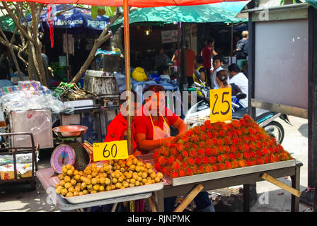 Bangkok, Thailand - 24. August 2018: Shop auf dem Markt in Bangkok, Menschen verkaufen Obst und frischen Fisch und Meeresfrüchte. Stockfoto