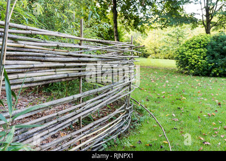 Bambus Palisade in einem Garten, Herbst, Somme, Frankreich Stockfotografie  - Alamy