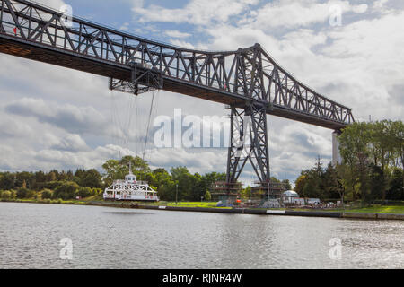 Rendsburger Hochbrücke mit Suspension Ferry, Nord-Ostsee-Kanal, Rendsburg, Schleswig-Holstein, Deutschland Stockfoto