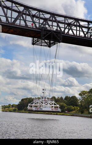 Rendsburger Hochbrücke mit Suspension Ferry, Nord-Ostsee-Kanal, Rendsburg, Schleswig-Holstein, Deutschland Stockfoto