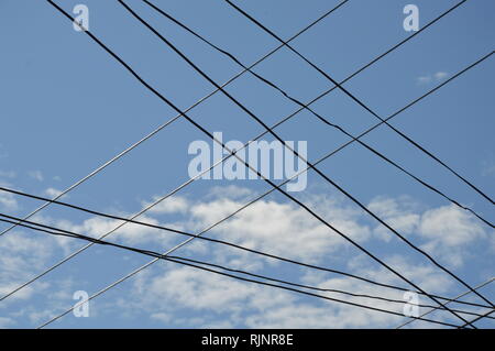 Elektrische Pole und komplexe Kabel Kabel am Himmel Hintergrund Stockfoto