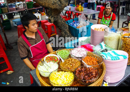 Bangkok, Thailand - 24. August 2018: Shop auf dem Markt in Bangkok, Menschen verkaufen Obst und frischen Fisch und Meeresfrüchte. Stockfoto