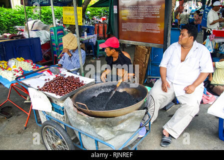 Bangkok, Thailand - 24. August 2018: Shop auf dem Markt in Bangkok, Menschen verkaufen Obst und frischen Fisch und Meeresfrüchte. Stockfoto