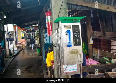 Bangkok, Thailand - 24. August 2018: Shop auf dem Markt in Bangkok, Menschen verkaufen Obst und frischen Fisch und Meeresfrüchte. Stockfoto