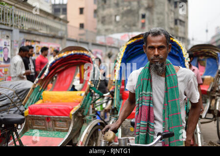 DHAKA, BANGLADESCH - 28. JANUAR 2019: Rikscha Fahrer auf überfüllten Straßen von Dhaka in Bangladesch Stockfoto